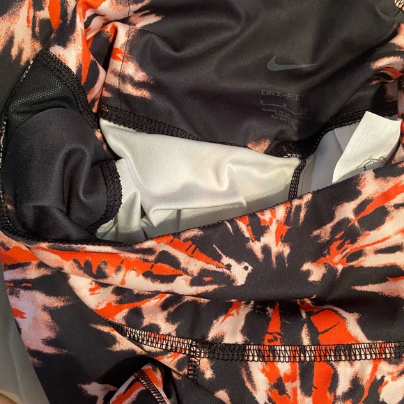 Small black and orange Nike leggings - Picture 2 of 2
